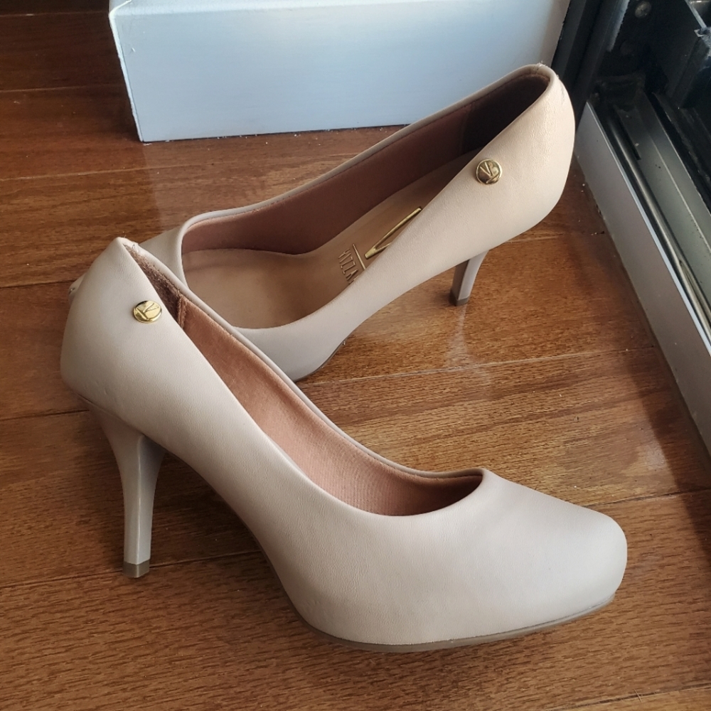 Neutral nude heels